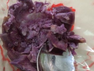 2、紫薯小馒头,用勺子压成泥。