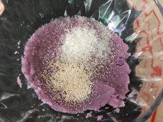 3、紫薯小馒头,加入白糖、酵母。