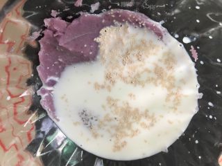 4、紫薯小馒头,倒入牛奶。