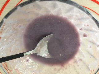 5、紫薯小馒头,搅拌均匀。