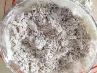 7、紫薯小馒头,搅拌成絮状。