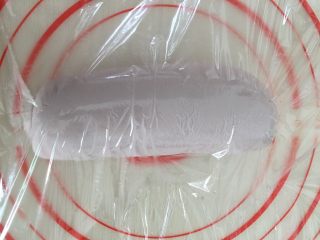 8、紫薯小馒头,揉光滑盖上保鲜膜醒发10分钟。