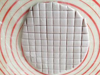 9、紫薯小馒头,擀成面片切小块。