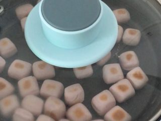 14、紫薯小馒头,盖上锅盖焖2分钟左右。