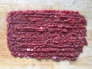 2、板栗牛肉粥～,然后捞出洗净，沥干水分，切碎，剁成末。