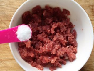 3、板栗牛肉粥～,将牛肉末放入碗中，加入一小勺盐
