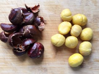 8、板栗牛肉粥～,捞出趁热将板栗肉剥出来