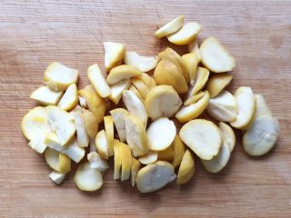 9、板栗牛肉粥～,将剥好的板栗肉清洗干净，切成片备用。