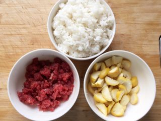 11、板栗牛肉粥～,所有的食材都准备好了，接下来开始煲粥了