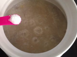 16、板栗牛肉粥～,最后再加入适量盐调味即可。