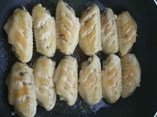 4、可乐鸡翅,起锅烧油放入鸡翅煎至两面金黄