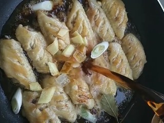 5、可乐鸡翅,加姜葱，八角，香叶，生抽，老抽，两块冰糖，倒入一瓶可乐，半碗清水