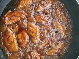 6、可乐鸡翅,大火煮十分钟转中火收干汤汁即可