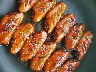 7、可乐鸡翅,最后撒上葱花，芝麻，可乐鸡翅做好