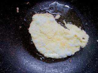 6、家庭版的法风烧饼,在烤饼期间我们来煎鸡蛋，把剩余的蛋液放入锅里，加入少许盐、黑胡椒煎至凝固成蛋饼即可