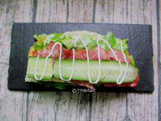 10、家庭版的法风烧饼,最后按照飞饼-生菜-培根-鸡蛋-沙拉酱、黄瓜-顺序将食材都组合起来