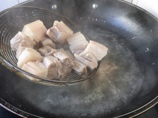 7、红烧肉,水开后煮约2分钟左右捞出来，沥干水分。