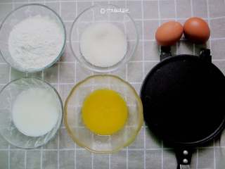 1、香酥蛋卷,准备食材