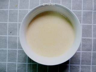 5、香酥蛋卷,此时面糊是可流动状态