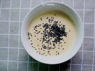 6、香酥蛋卷,加入黑芝麻拌匀