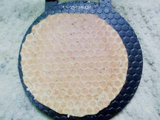 8、香酥蛋卷,快速合上蛋饼锅的盖煎10秒左右，蛋饼锅上下翻转再煎15秒左右。打开观察下蛋饼微微变黄就可以了。如果用平底锅就手持锅子转动，把面糊转开，在锅底呈一薄层。