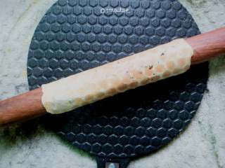 9、香酥蛋卷,借助擀面杖快速卷起，压住接口处定型4秒左右一个蛋卷就做好了。