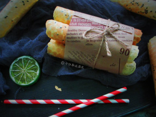 11、香酥蛋卷,香酥蛋卷，真的是一碰就会掉渣，需要轻拿轻放才可以。