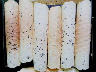 10、香酥蛋卷,卷的时候非常的烫，可以戴防烫手套，或是用厨房纸巾包裹着卷。做好的蛋卷放在晾架上晾凉，等凉透又酥又香好吃极了