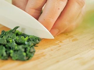 6、芙蓉面线汤,切去头部后，将菠菜细细切碎。