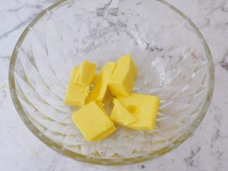 2、蔓越莓奶酥,黄油提前室温软化至手指一按就有印记即可