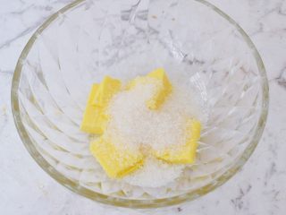 3、蔓越莓奶酥,一次性加入白糖，用电动打蛋器打发至体积蓬松，颜色变浅