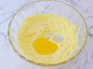 4、蔓越莓奶酥,分三次加入3个蛋黄，每加入一个蛋黄，都要打匀后再加入下一个蛋黄