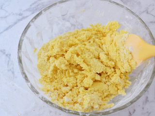 7、蔓越莓奶酥,用刮刀拌匀