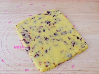 10、蔓越莓奶酥,把面团放在案板上用擀面杖擀成约1ＣＭ的厚度的面片，记得要铺上保鲜膜轻轻的擀开，不然会散开的