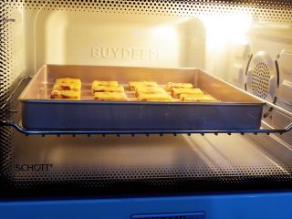 14、蔓越莓奶酥,放入预热好的烤箱，上下火180度，烘烤15-20分钟，烤至表面金黄色即可，取出晾凉后密封保存