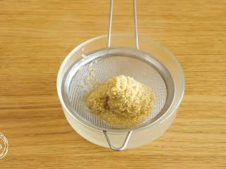 4、南瓜藜麦糊8m+,然后把藜麦过滤一下~