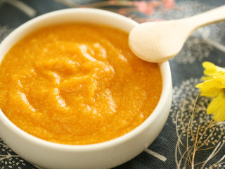 5、南瓜藜麦糊8m+,清甜的南瓜藜麦糊就做好啦~来给宝宝盛一碗吧~