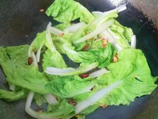 7、火腿鸡蛋炒面,接着下青菜煸炒几下；