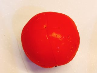 1、番茄鸡蛋火腿卷,番茄洗干净，用刀划十字