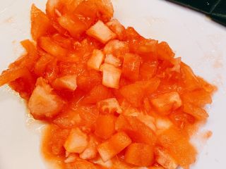 3、番茄鸡蛋火腿卷,取出番茄去掉皮，切丁