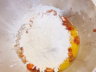 8、番茄鸡蛋火腿卷,放入一大勺面粉