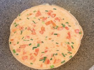 11、番茄鸡蛋火腿卷,冷锅热油，倒入调好的蛋液