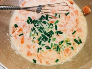 10、番茄鸡蛋火腿卷,放入切好的葱花，搅拌均匀