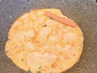 13、番茄鸡蛋火腿卷,放入一根火腿