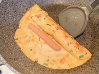 14、番茄鸡蛋火腿卷,慢慢卷起来，再放入第二根火腿