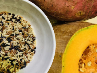 1、红薯南瓜粥,准备食材