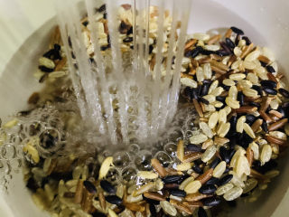 2、红薯南瓜粥,先将三色米用清水，冲洗干净