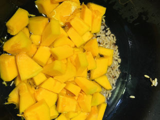 6、红薯南瓜粥,南瓜下锅
