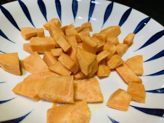 8、红薯南瓜粥,将红薯切粒