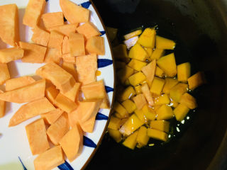 9、红薯南瓜粥,红薯加入锅里
